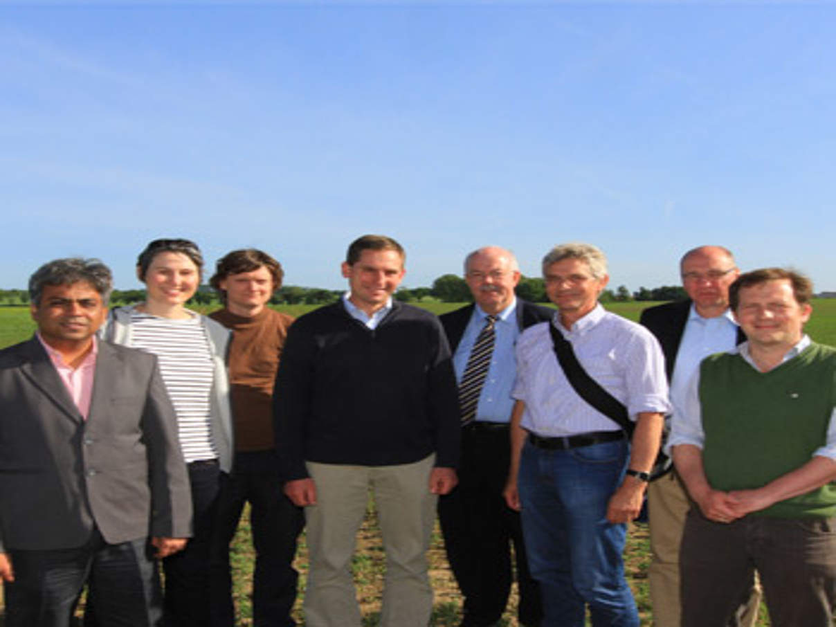 350 00190 Umweltpreis c Norbert Fellechner WWF Die Gewinner, die Jury und ein Gast aus Indien beim Feldrundgang auf dem Gut Brook (von links nach rechts: Murli Dhar (Agrarexperte, WWF Indien), Dr. Birgit Wilhelm (Jurymitglied, WWF Deutschland), Lukas Tiedemann (stellvertretender Betriebsleiter), Ulric