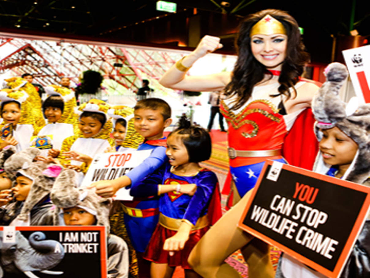 350 Natalie Glebova with Thai children c WWF Thailändische Kinder und Natalie Glebova, WWF-Unterstützerin und Miss Universe 2005, fordern die thailändische Premierministerin eindrucksvoll auf, zur Superheldin zu werden © WWF