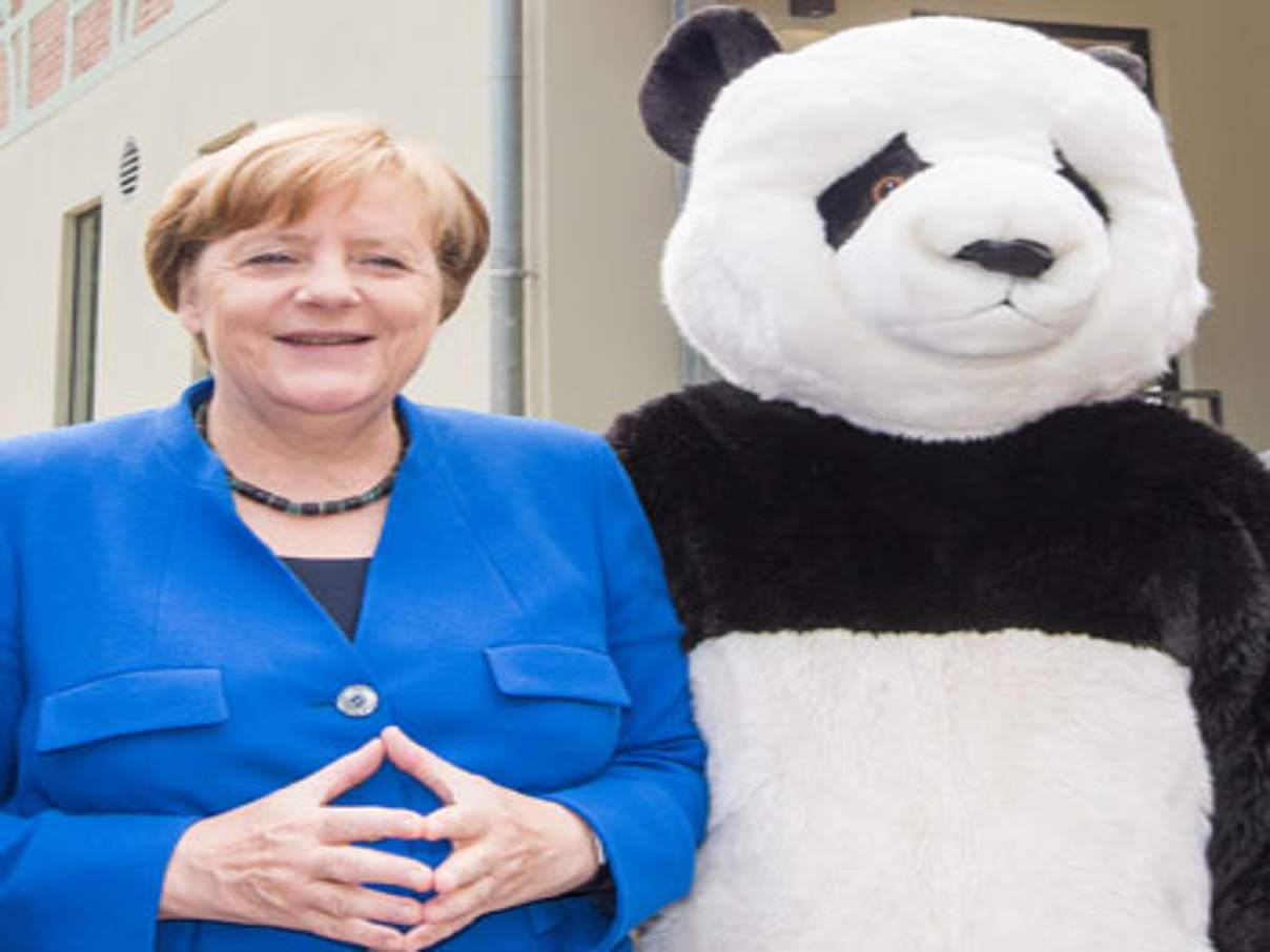 350 BdT Jasmund Merkel c Laurin Schmid WWF Bundeskanzlerin Merkel in Begleitung