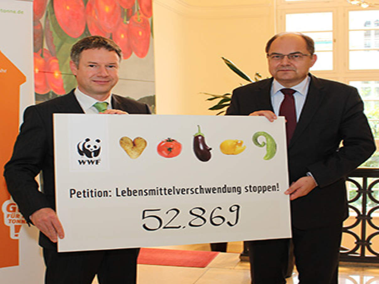 350 Petitionsuebergabe Lebensmittelverschwendung IMG 5882 c Robert Guenther WWF Petition gegen Lebensmittelverschwendung: WWF-Vorstand Christoph Heinrich überreicht Landwirtschaftsminister Christian Schmidt symbolisch 52.000 Stimmen © Robert Günther / WWF