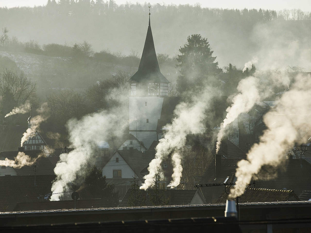 EINMALIGE VERWENDUNG RUECKSPRACHE BR 0141574877 c imago avanti Rauchende Schornsteine in Oberstenfeld, Baden-Württemberg © IMAGO / avanti
