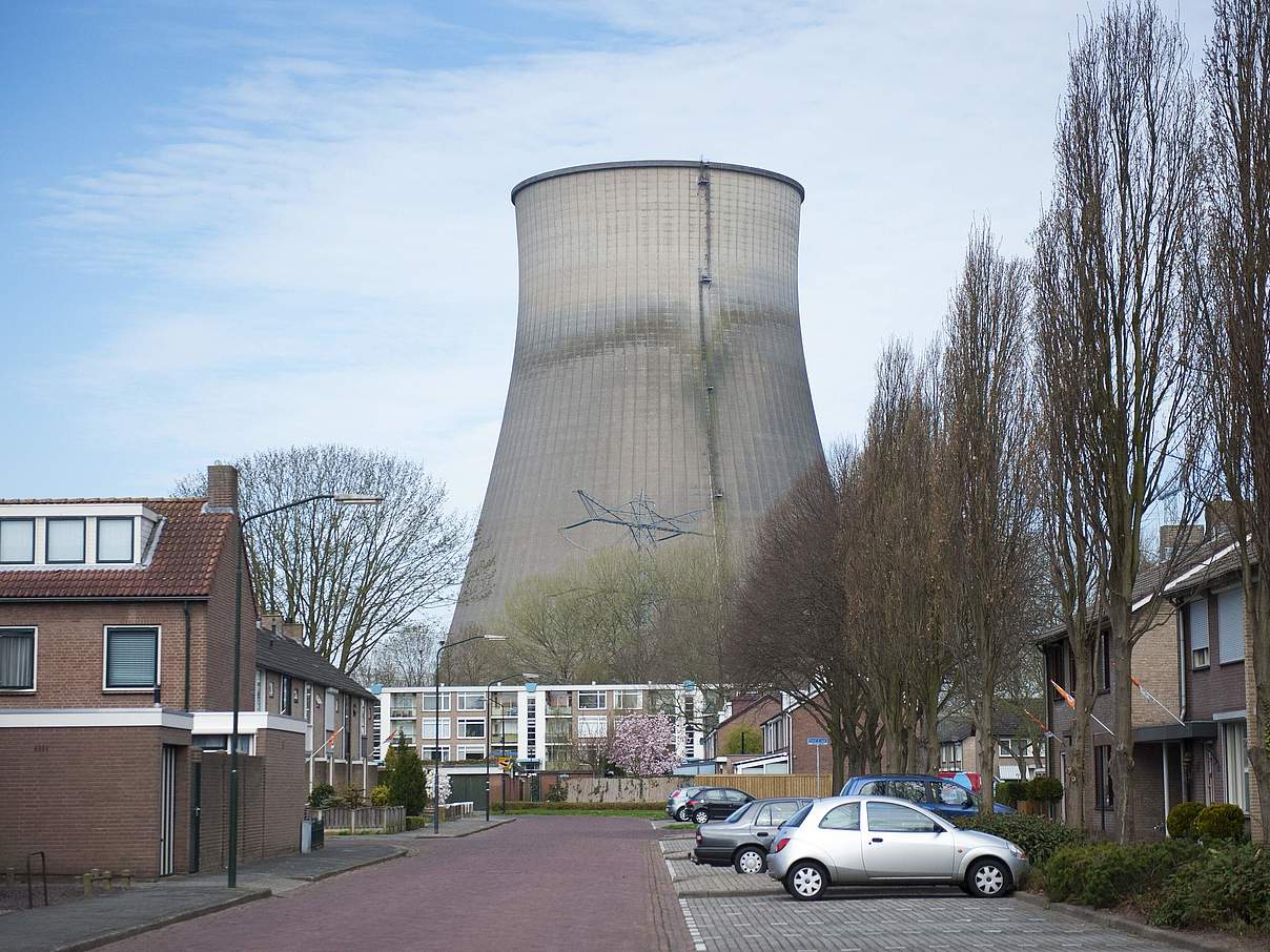 EINMALIGE VERWENDUNG RUECKSPRACHE BR 0151957802 c imago Guido Koppes Kühlturm im RWE-Kraftwerk Geertruidenberg, Niederlande. © IMAGO / agefotostock