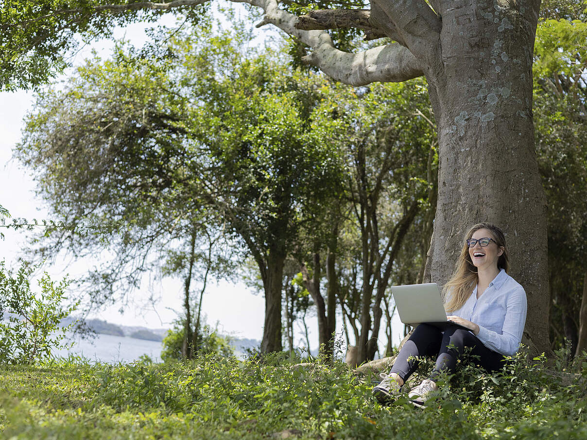 Frau beim Online-Shopping © Buonaventura1955 / iStock / Getty Images